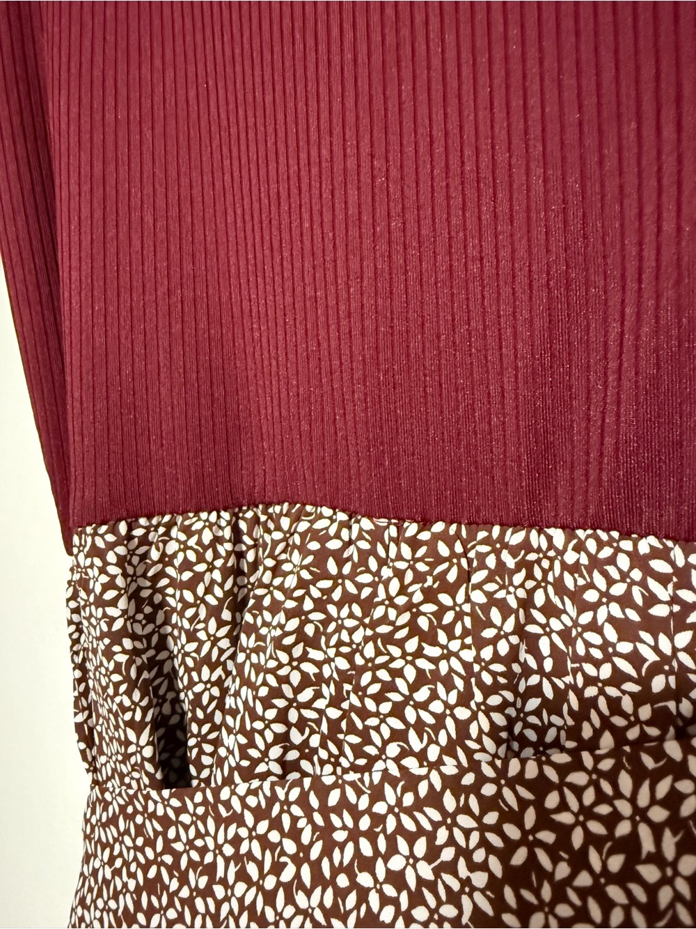 Short Sleeve Ribbed Bodice Midi Dress in Burgundy and Cream - Picture 3 of 4